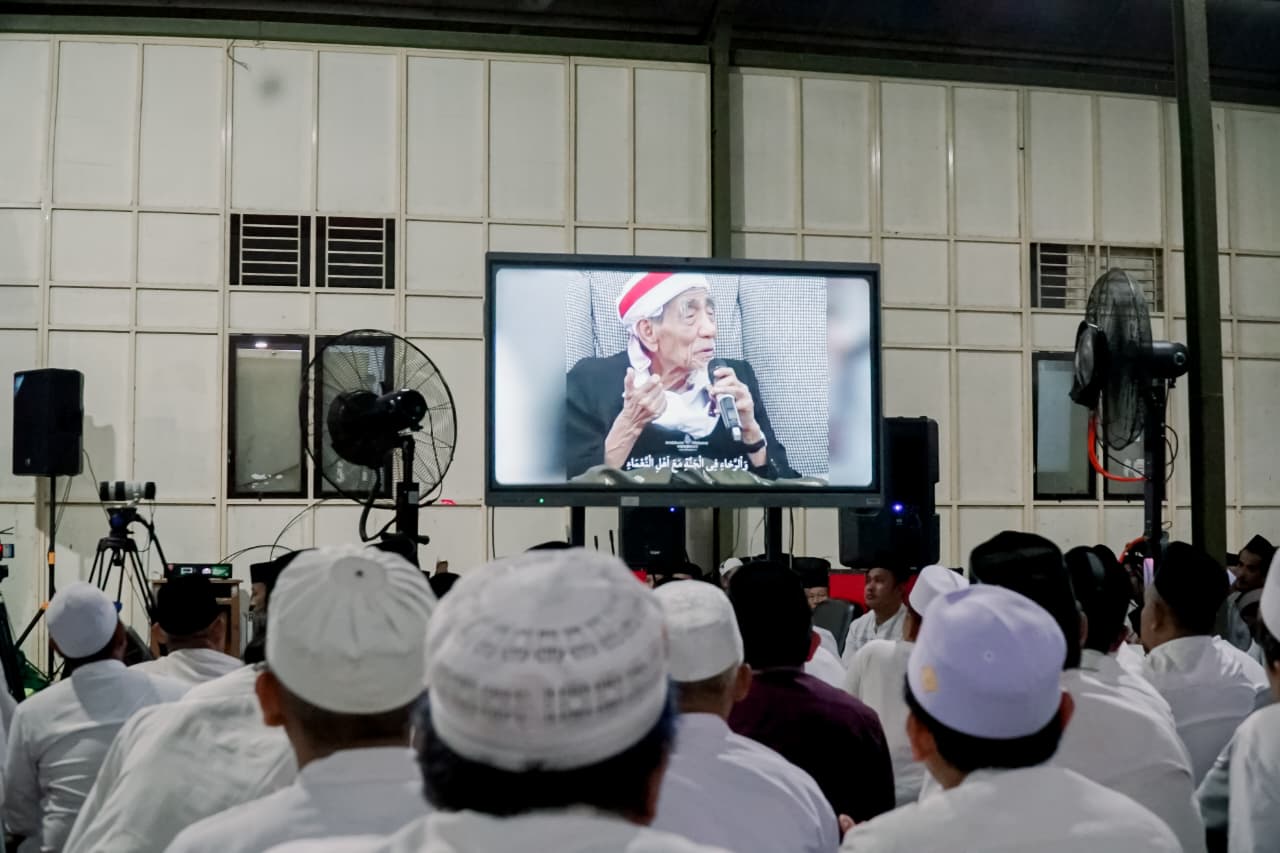 Qasidah Favorit Mbah Moen Menggema Khidmat di Pengajian Akbar Andalusia