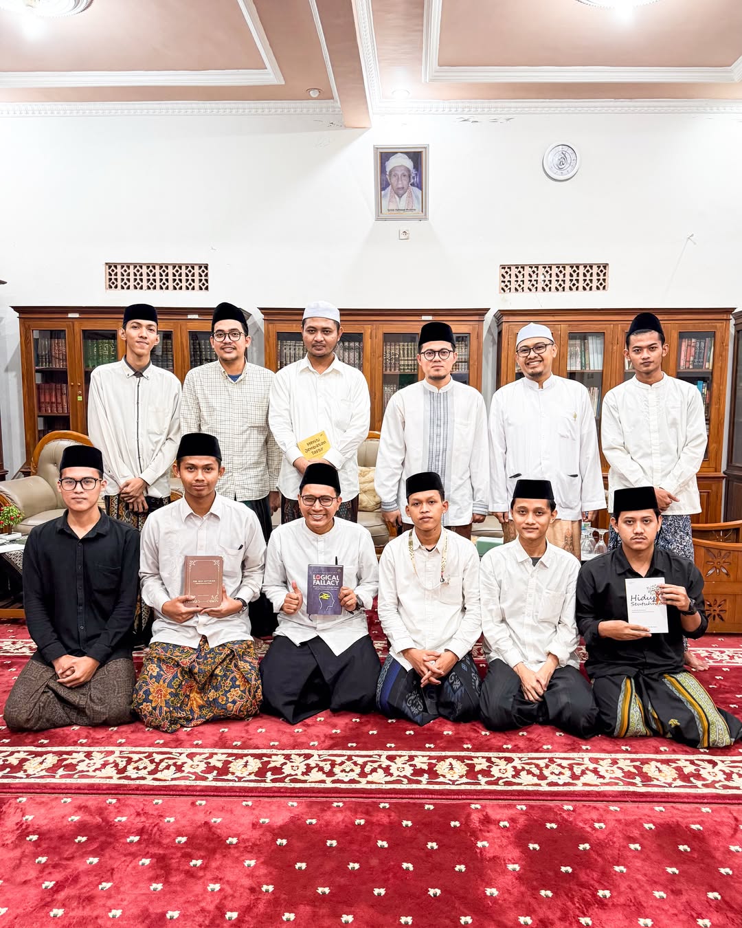 Kenalkan Tradisi Literasi Pesantren, Mahasantri Ma’had Aly Andalusia Berikan Buku kepada Tokoh dan Ulama Nasional